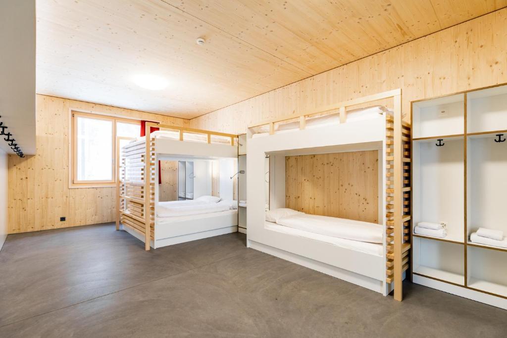 伦策海德Nordic Hostel的有三张双层床的房间