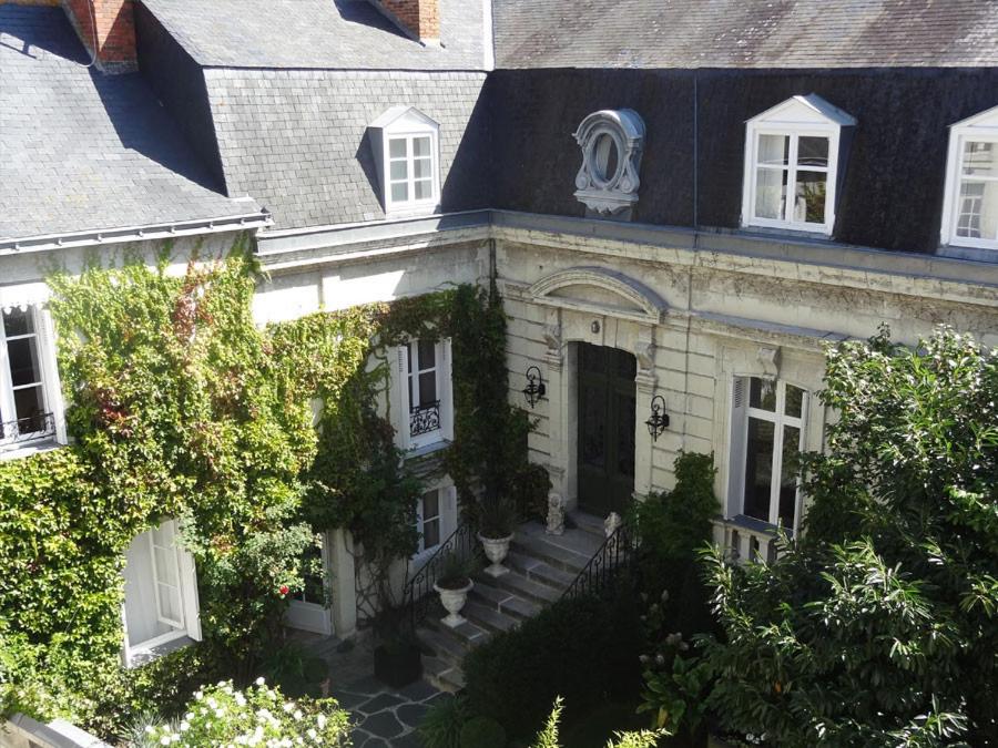 een luchtzicht op een huis met een deur en een trap bij BULLES DE LOIRE in Saumur