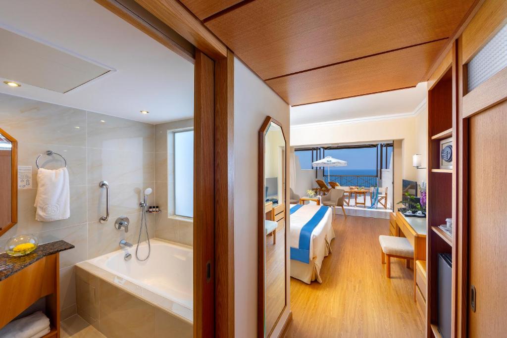 Constantinou Bros Athena Beach Hotel - 