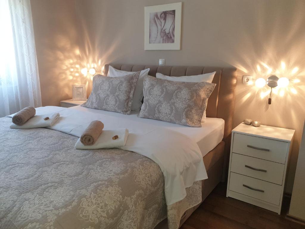 um quarto com uma cama grande e toalhas em Donna em Grabovac