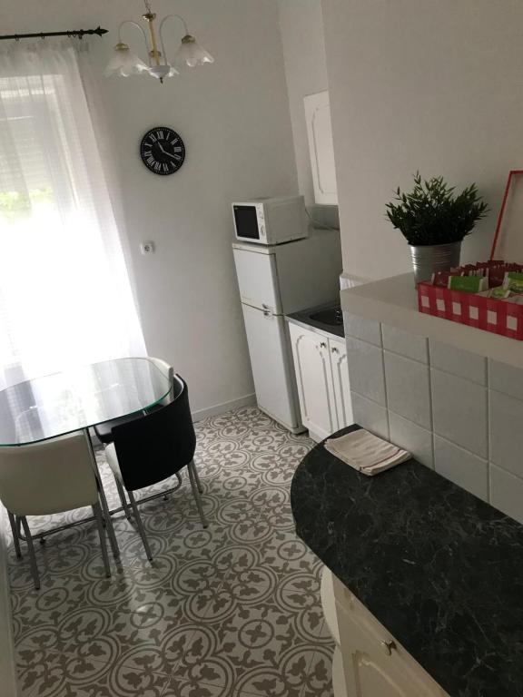 Kuchyňa alebo kuchynka v ubytovaní Rosmarinus Apartman