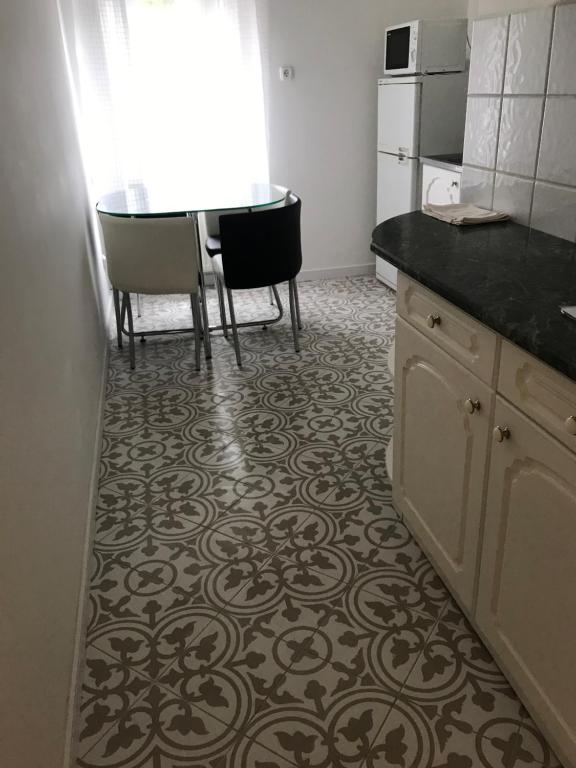 Kuchyňa alebo kuchynka v ubytovaní Rosmarinus Apartman