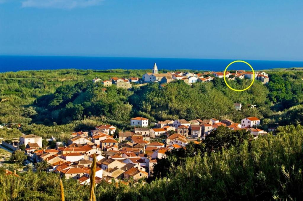 eine kleine Stadt auf einem Hügel mit einem gelben Kreis in der Unterkunft Apartment in Susak with air conditioning, W-LAN (3865-6) in Susak