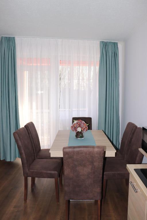Fotografia z galérie ubytovania Liget Apartmanház v destinácii Kehidakustány