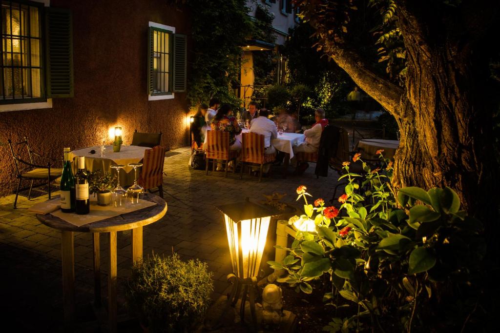 un grupo de personas sentadas en un restaurante por la noche en Brunnwirt Kassl, en Guttaring