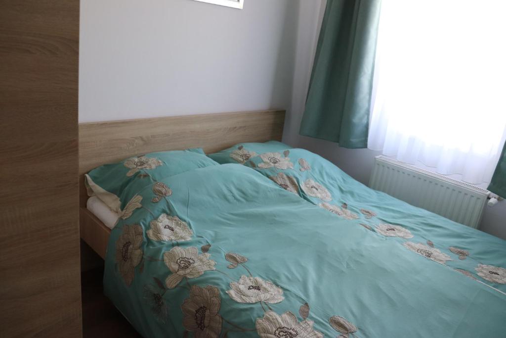 Fotografia z galérie ubytovania Liget Apartmanház v destinácii Kehidakustány