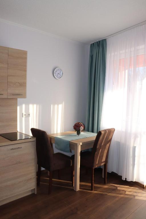 Fotografia z galérie ubytovania Liget Apartmanház v destinácii Kehidakustány