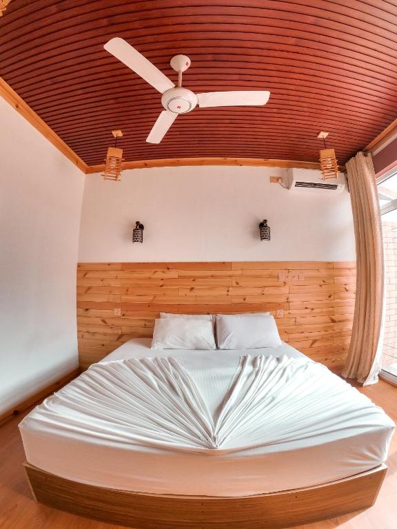 Postel nebo postele na pokoji v ubytování New Breeze Thoddoo Inn