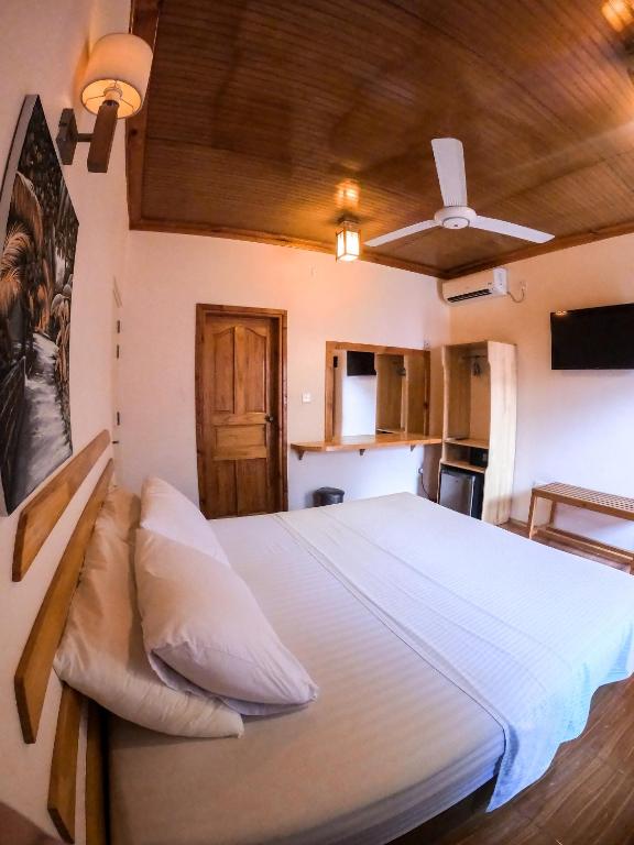 Postel nebo postele na pokoji v ubytování New Breeze Thoddoo Inn
