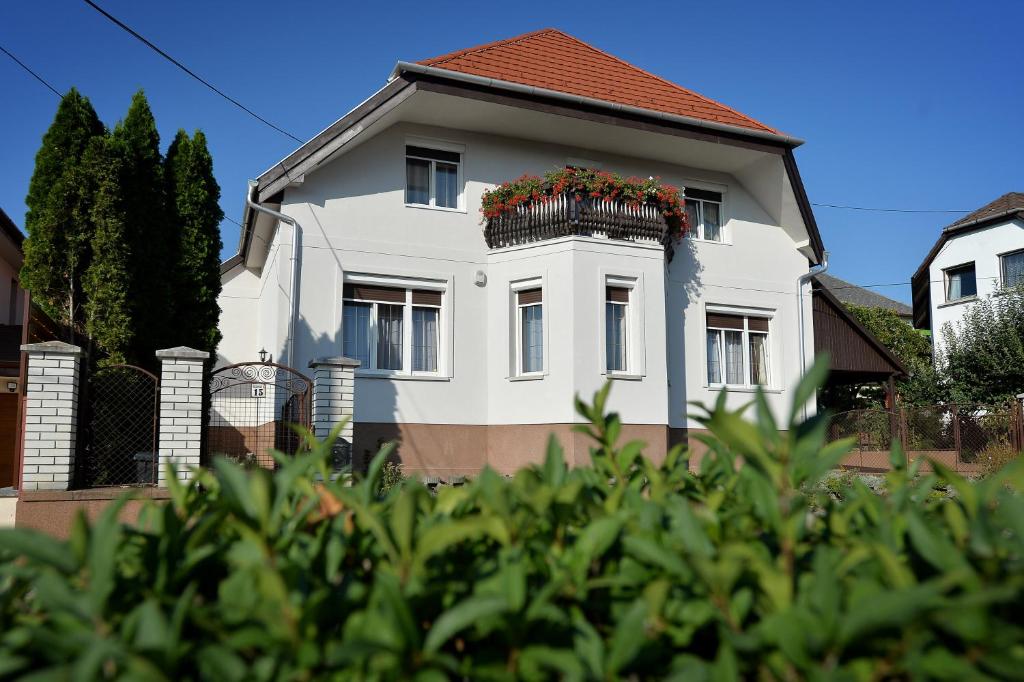 Casa blanca con balcón con flores en Hajdúhegy Vendégház, en Eger