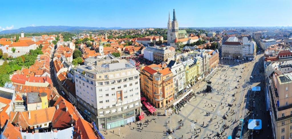 eine Luftansicht einer Stadt mit Gebäuden in der Unterkunft Apartment in Zagreb with balcony, W-LAN, washing machine 4292-1 in Zagreb