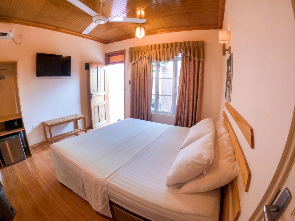 Postel nebo postele na pokoji v ubytování New Breeze Thoddoo Inn