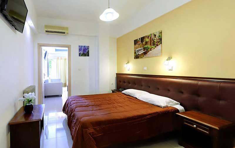 Łóżko lub łóżka w pokoju w obiekcie Gouvia Hotel