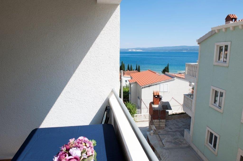 a balcony with a bowl of flowers on a table at Studio Apartment in Duce with Sea View, Balcony, Air Conditioning, Wi-Fi (132-4) in Duće