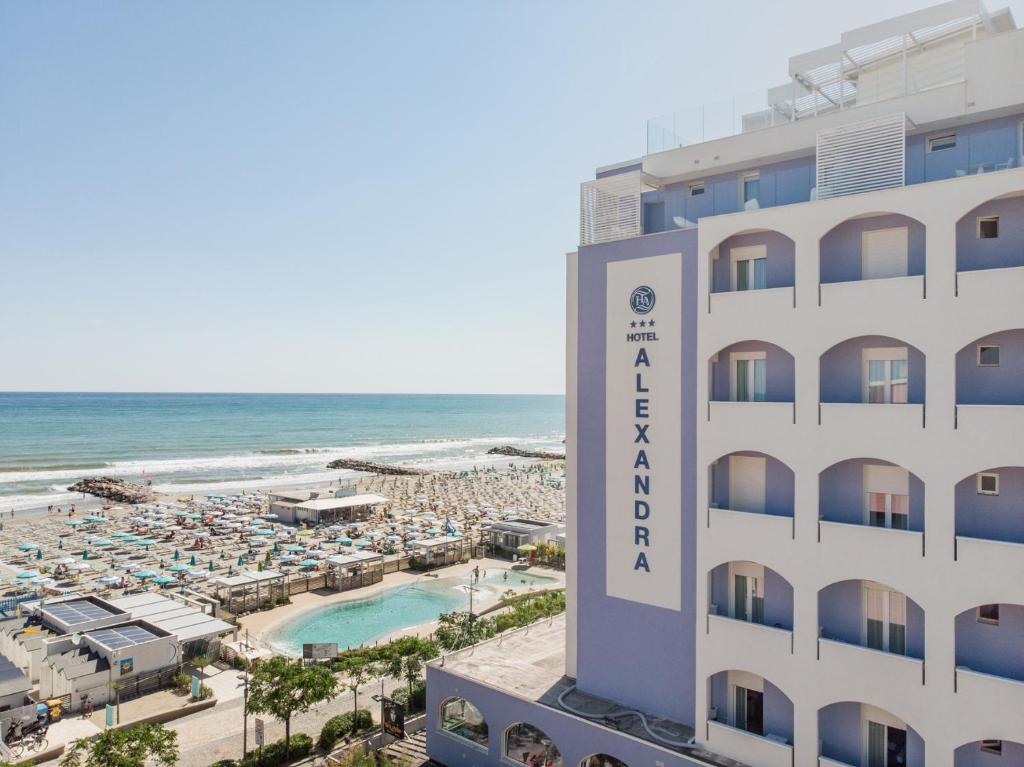 ミザーノ・アドリアーティコにあるHotel Alexandra - Beach Front -XXL Breakfast & Brunch until 12 30pmのホテルとビーチの景色を望めます。