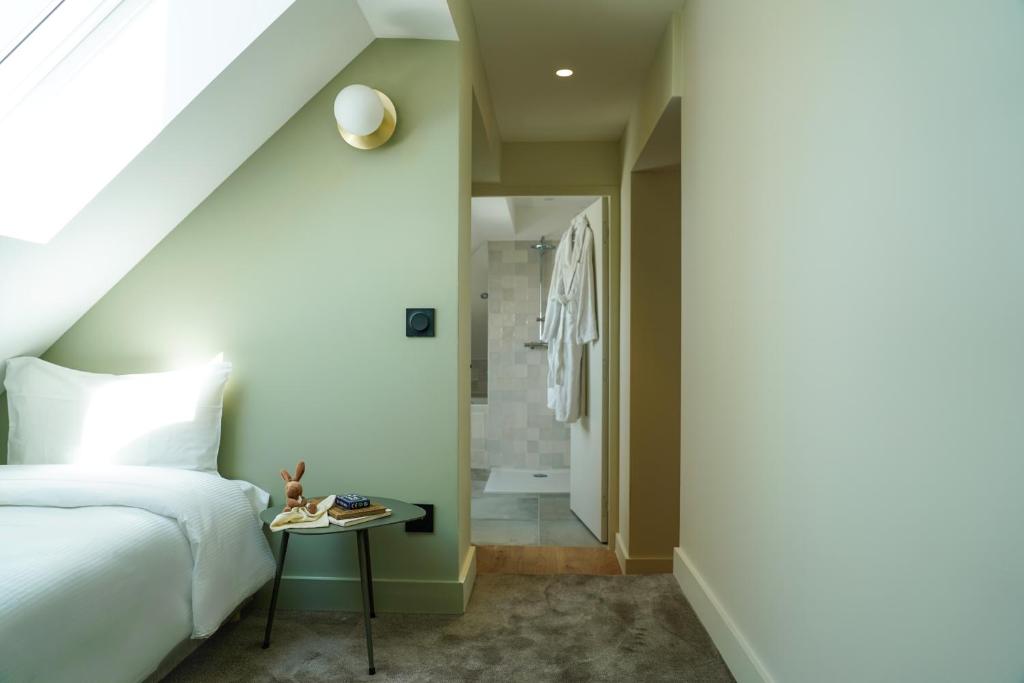 Postel nebo postele na pokoji v ubytování Hôtel Le Mouton Bleu