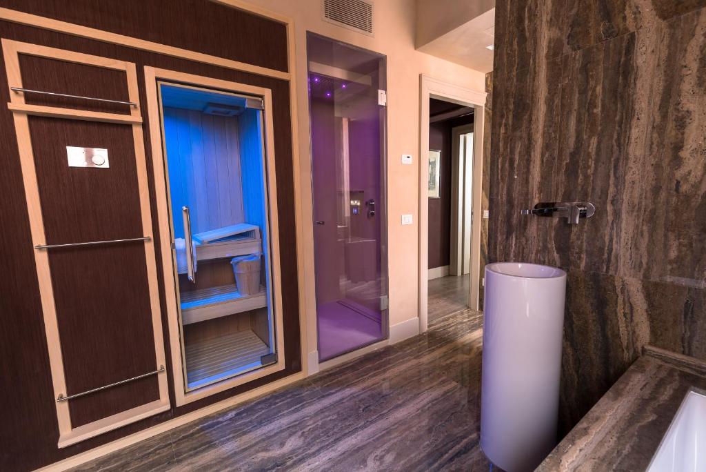 Koupelna v ubytování Liassidi Wellness Suites