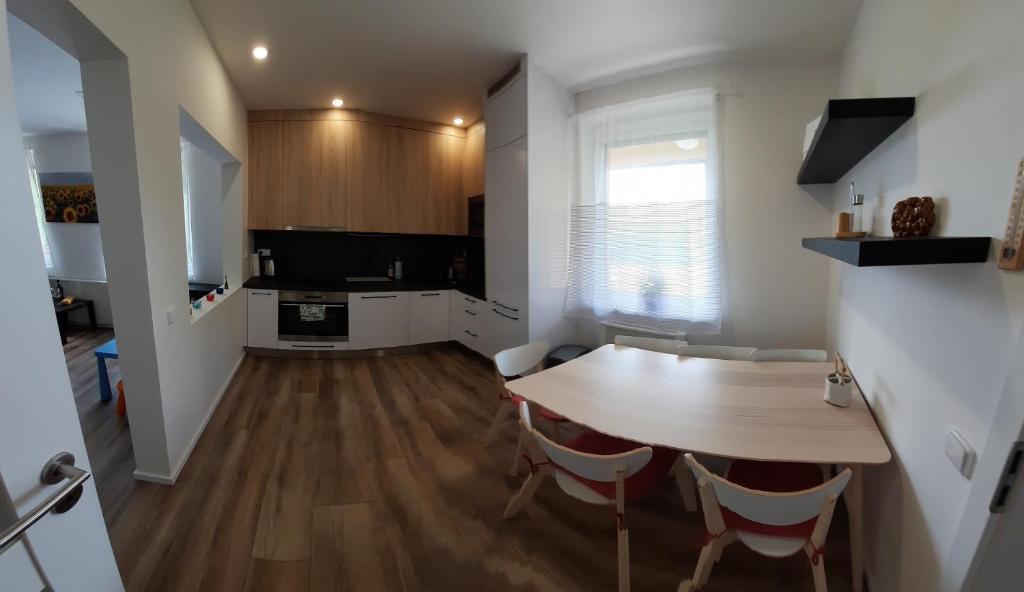 TV a/nebo společenská místnost v ubytování Líšný 105 celý nový dům se zahradou u Jizery a cyklo-stezky New house by Jizera river and bicycle path