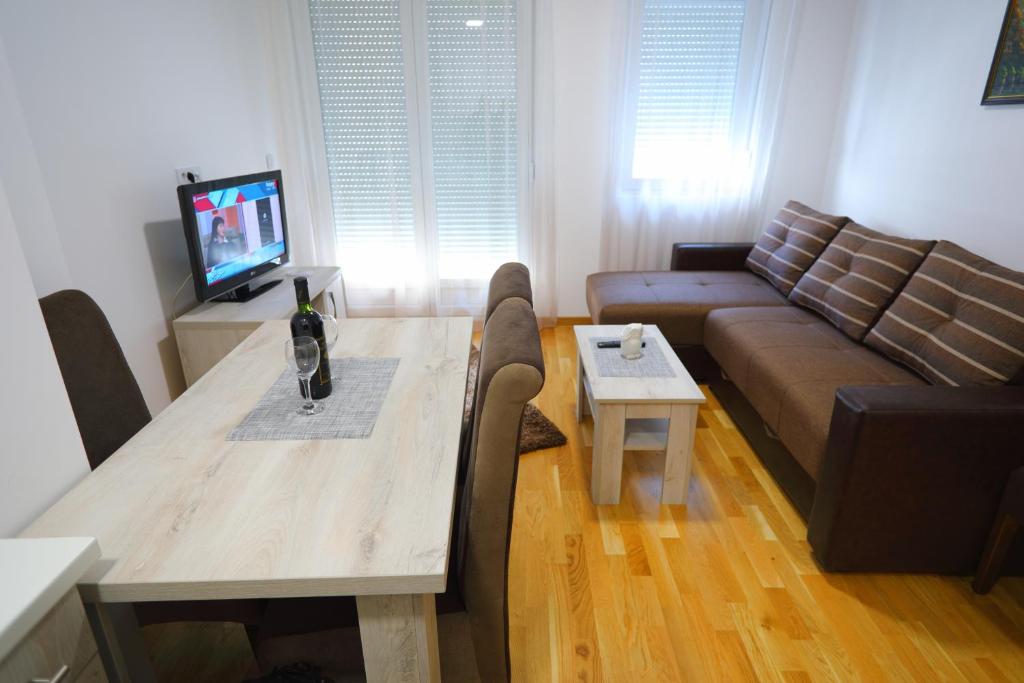 ソコバニャにあるApartman Alegroのテーブルとソファのあるリビングルーム