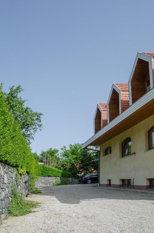 The building in which a vendégházakat is located