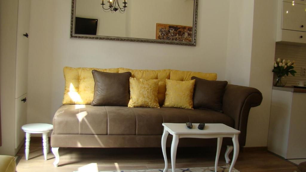 sala de estar con sofá y mesa en Gagovic en Cetinje