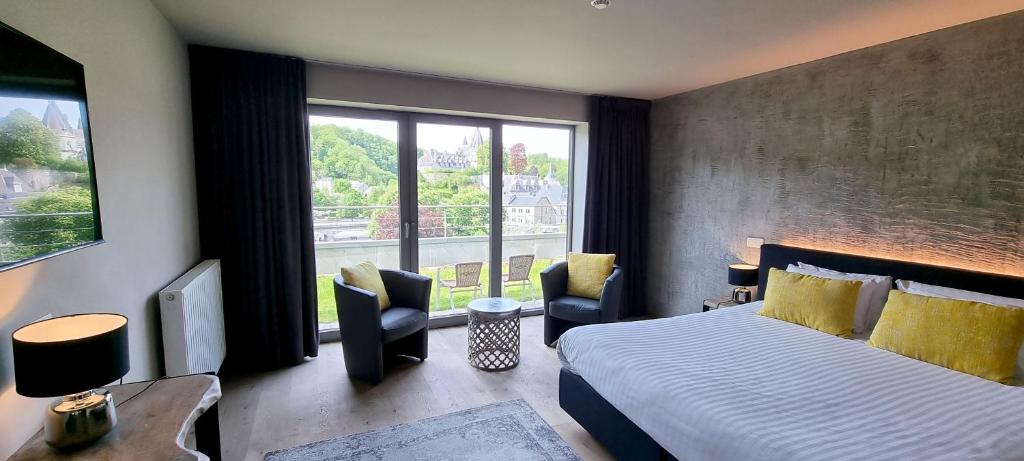 Postel nebo postele na pokoji v ubytování Hôtel WELLNESS EAU DE ROCHE Durbuy