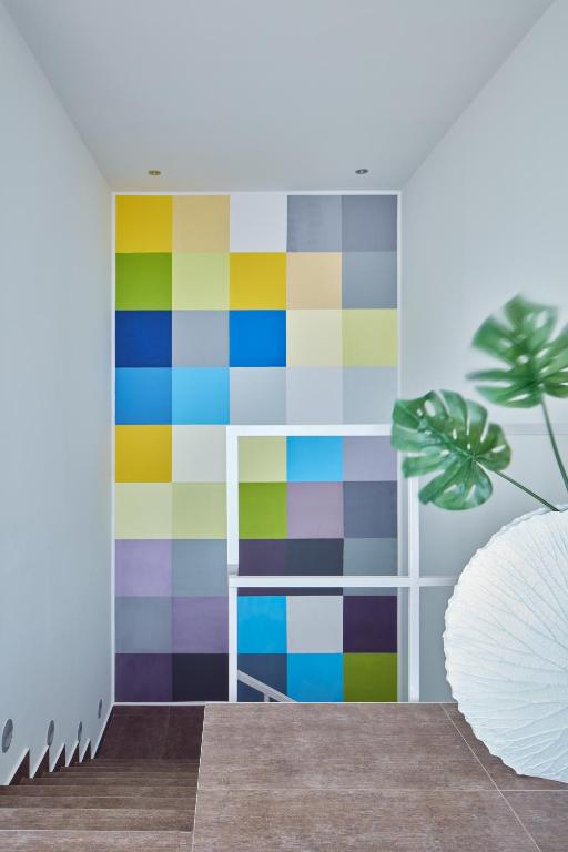 a room with a colorful wall at Villa Roca in Vis