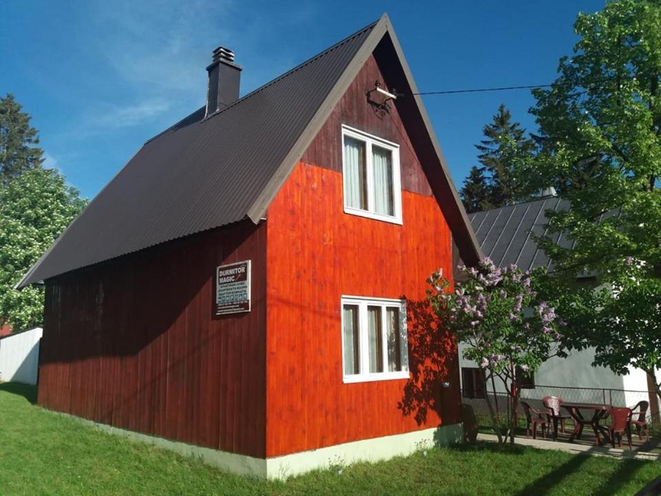 un granero rojo con techo negro en Guesthouse Durmitor Magic, en Žabljak