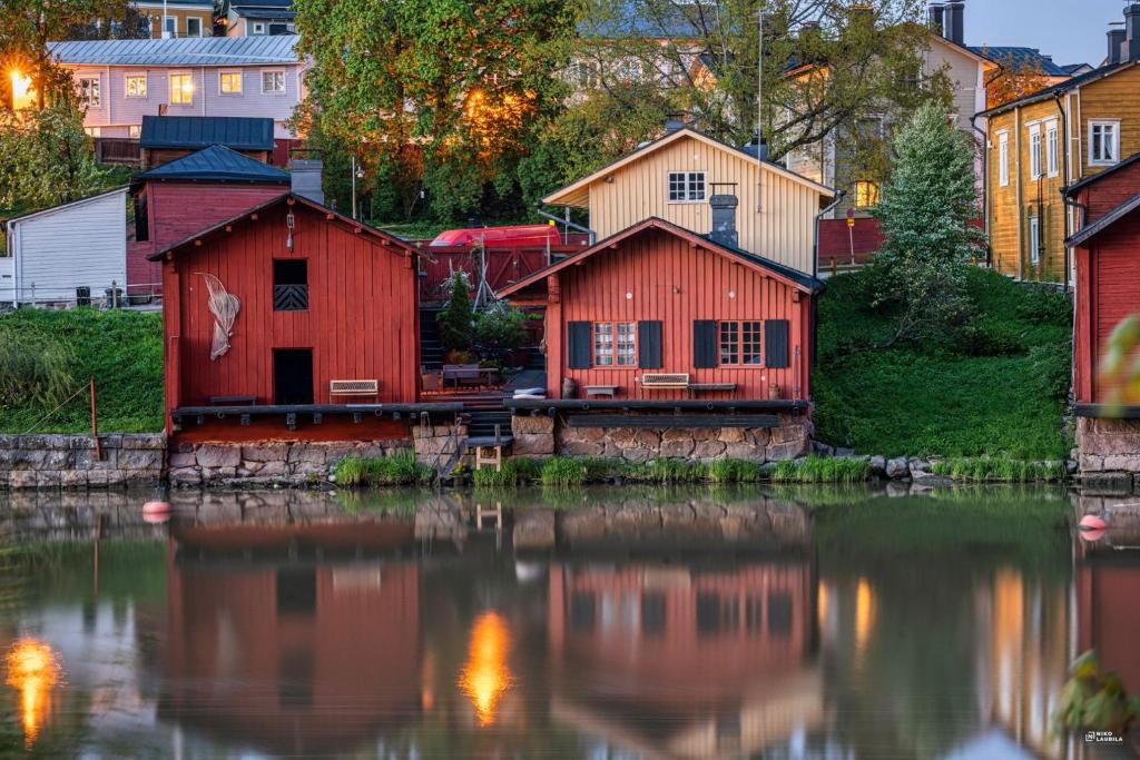 un par de edificios sentados junto a un cuerpo de agua en Old Town B&B Ida-Maria, en Porvoo