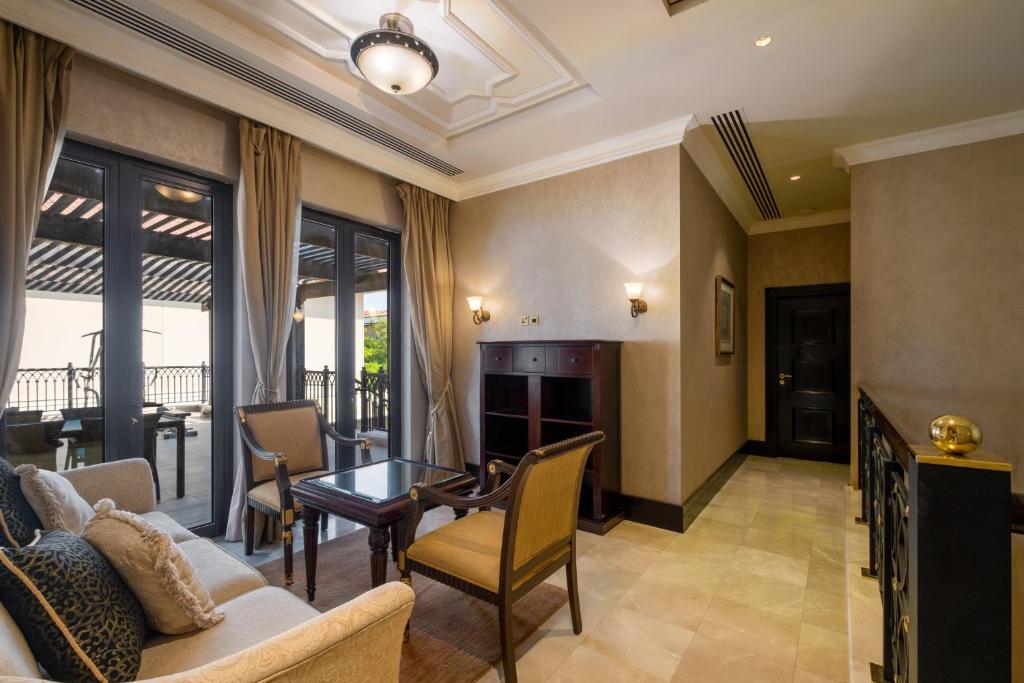 Posezení v ubytování Zabeel Saray Royal Residences Lagoon Villa