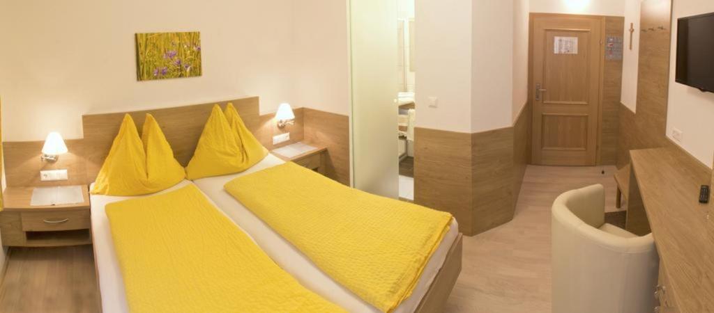 TV a/nebo společenská místnost v ubytování Gasthof-Hotel zur Linde
