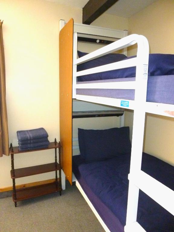 Postel nebo postele na pokoji v ubytování Port Charlotte Youth Hostel