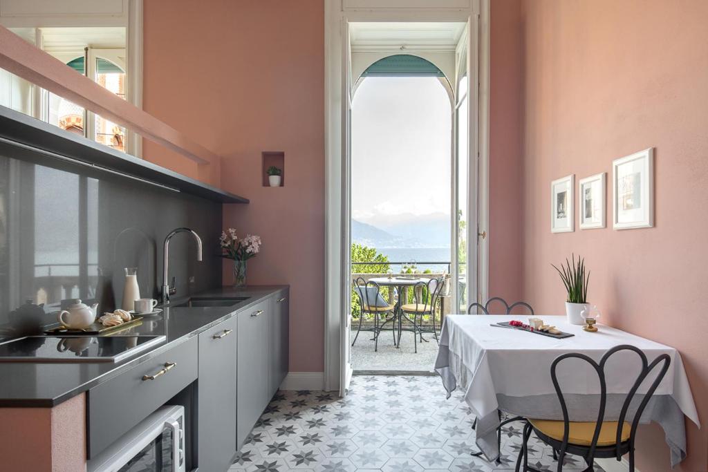 cocina con mesa y comedor en Villa Maria Apartments, en Cannobio