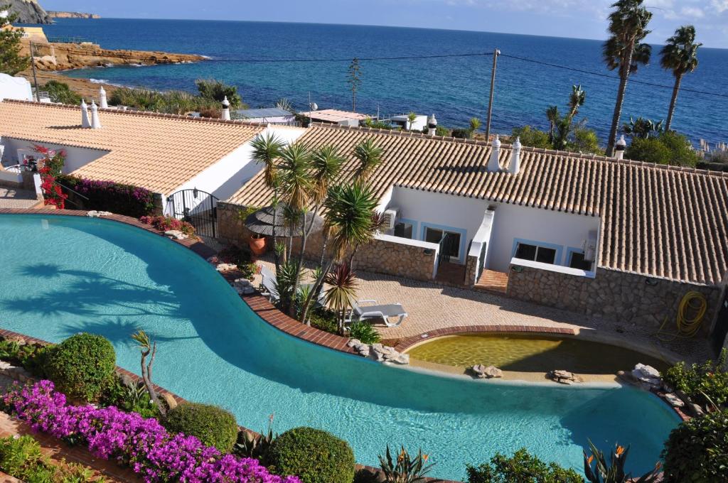 einen Luftblick auf ein Resort mit einem Pool in der Unterkunft Ocean Villas Luz in Luz