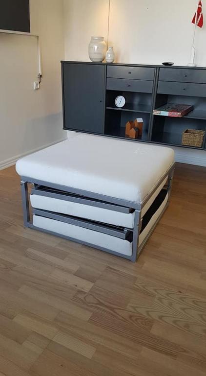 Postel nebo postele na pokoji v ubytování Løkken centrum ferielejlighed-apartment 4F