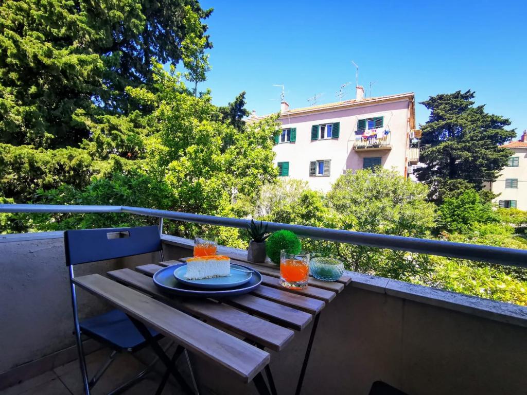 een picknicktafel op een balkon met uitzicht op een gebouw bij Apartment Lionel in Split