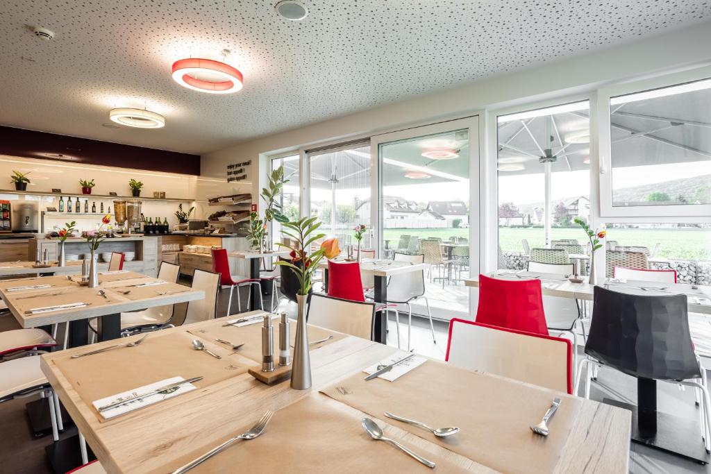 Reštaurácia alebo iné gastronomické zariadenie v ubytovaní Hotel Smart Liv'in