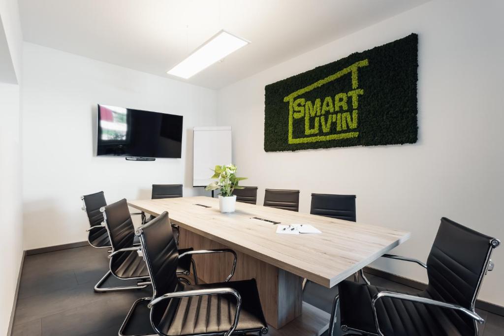 Televízia a/alebo spoločenská miestnosť v ubytovaní Hotel Smart Liv'in