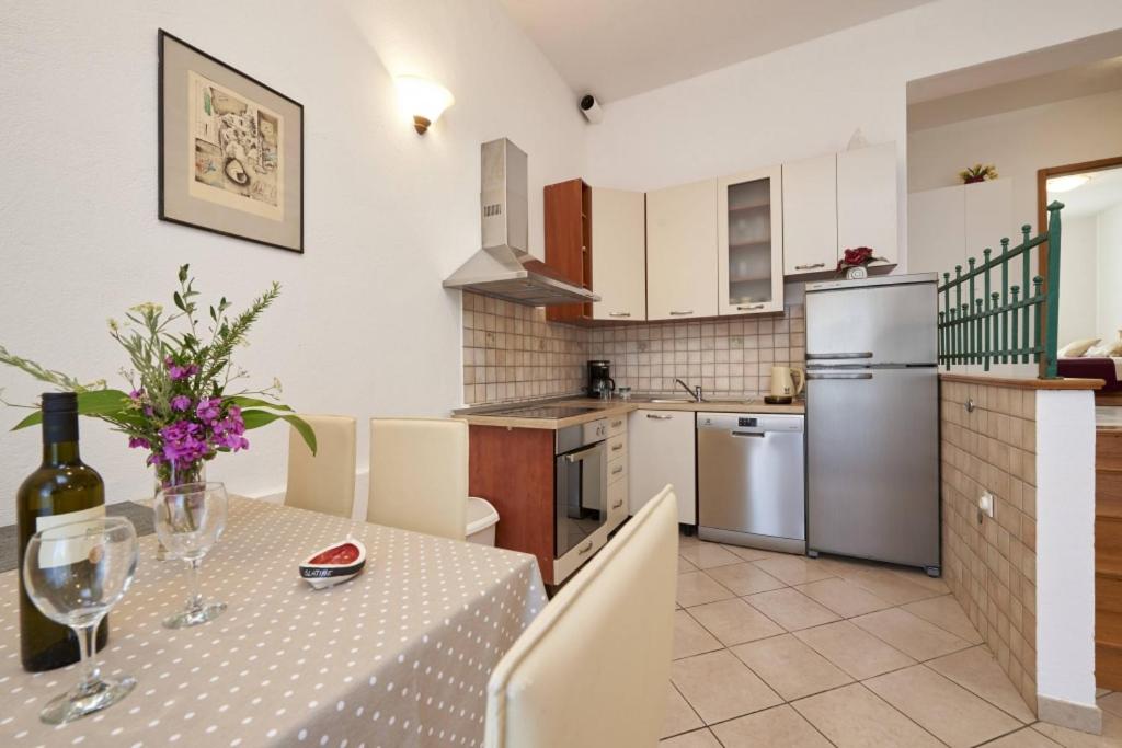 Kuchyňa alebo kuchynka v ubytovaní Apartment in Slatine with Terrace, Air conditioning, Wi-Fi (4789-3)
