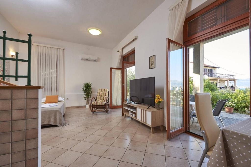 Televízia a/alebo spoločenská miestnosť v ubytovaní Apartment in Slatine with Terrace, Air conditioning, Wi-Fi (4789-3)