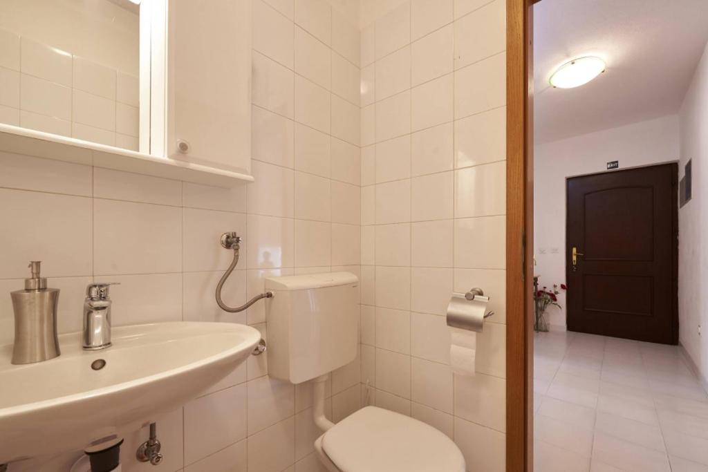 Kúpeľňa v ubytovaní Apartment in Slatine with Terrace, Air conditioning, Wi-Fi (4789-3)