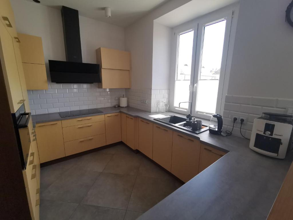 Kuchyňa alebo kuchynka v ubytovaní Apartament Mieszkanie Krzeszów Europejska Perła Baroku