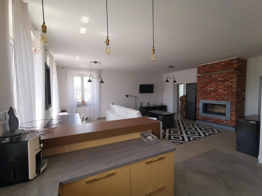 Kuchyňa alebo kuchynka v ubytovaní Apartament Mieszkanie Krzeszów Europejska Perła Baroku