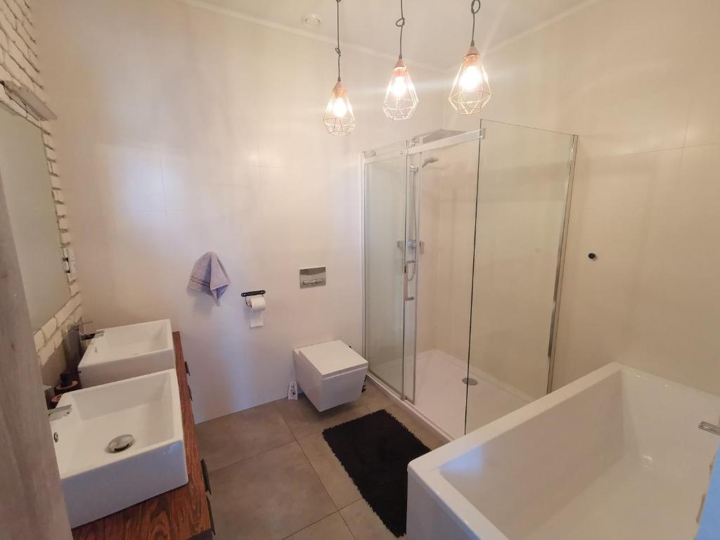 Kúpeľňa v ubytovaní Apartament Mieszkanie Krzeszów Europejska Perła Baroku