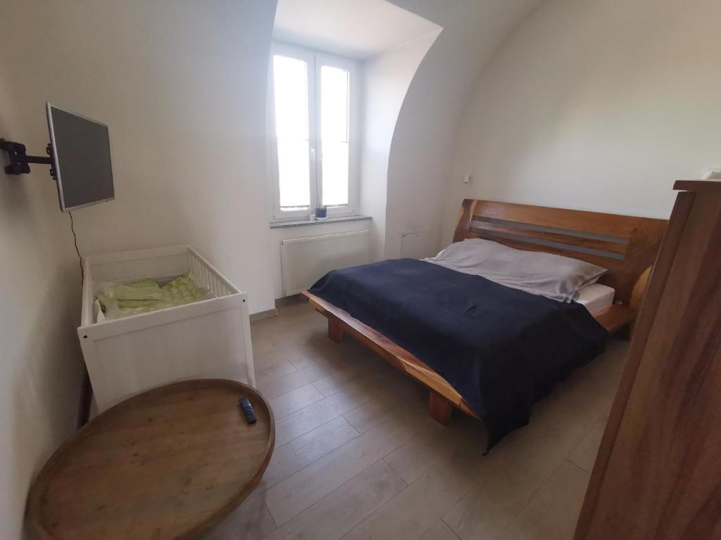 Posteľ alebo postele v izbe v ubytovaní Apartament Mieszkanie Krzeszów Europejska Perła Baroku