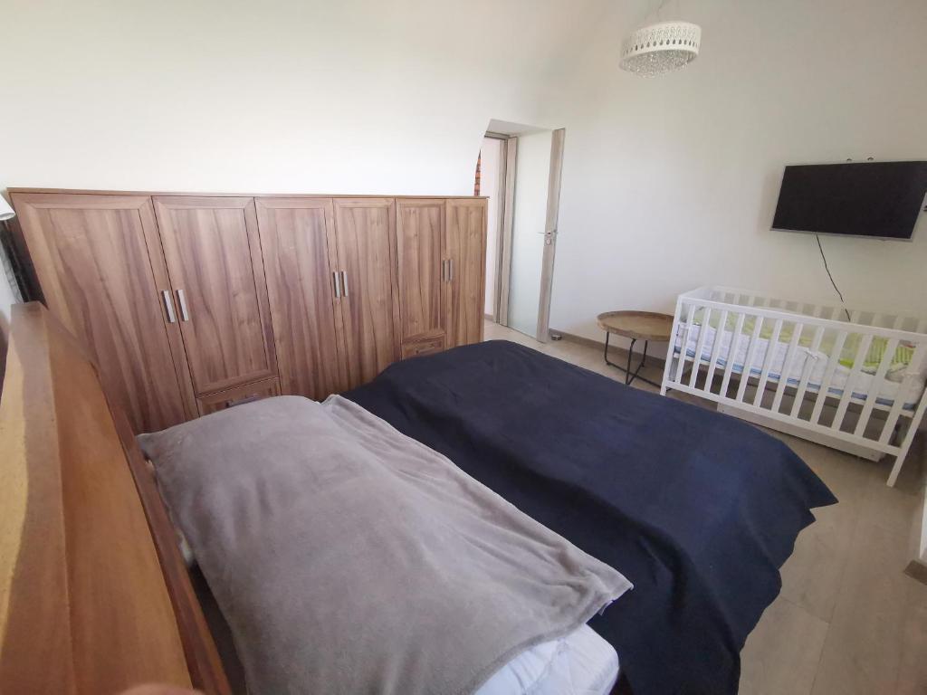 Posteľ alebo postele v izbe v ubytovaní Apartament Mieszkanie Krzeszów Europejska Perła Baroku