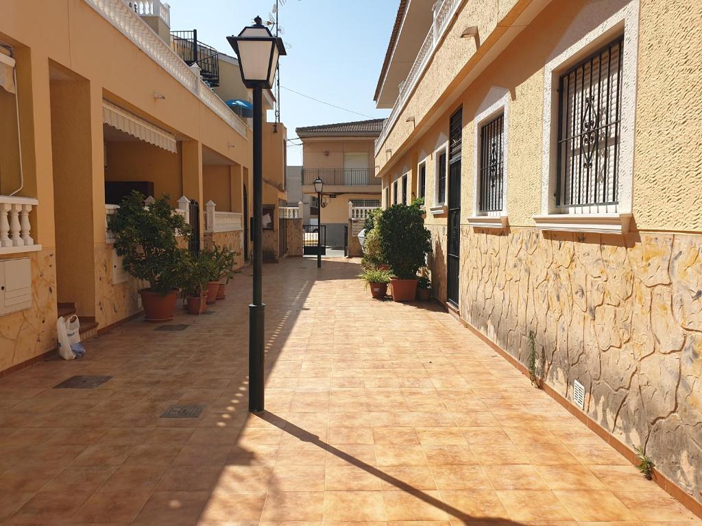 un callejón vacío con una luz de la calle al lado de un edificio en Calle Miguel Delibes 2 en San Bartolomé