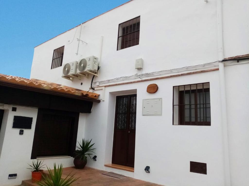 Casa blanca con puerta y ventanas negras en EL MIRADOR DE LA TORRE, en Constantina