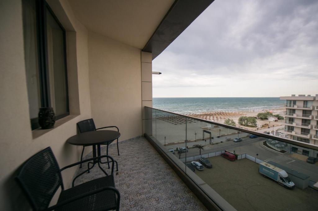 einen Balkon mit Blick auf den Strand und das Meer in der Unterkunft Apartel Marina in Mamaia Nord – Năvodari