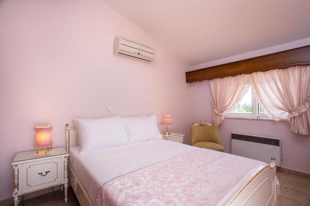 Łóżko lub łóżka w pokoju w obiekcie Laylande House